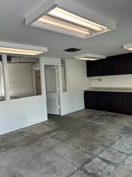 More Photos Of 3015 62nd Ave E, Bradenton Showroom For Lease