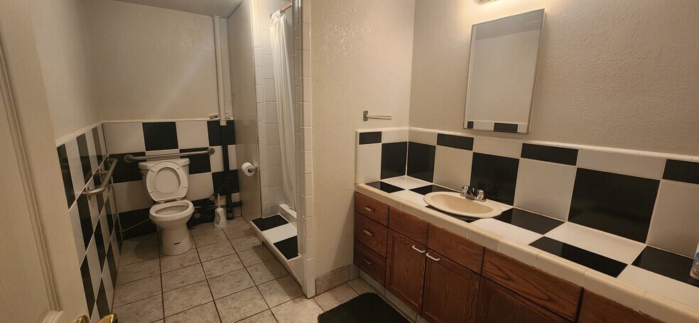 More Photos Of 1237 N Blackstone Ave, Fresno Storefront Retail Office For Lease