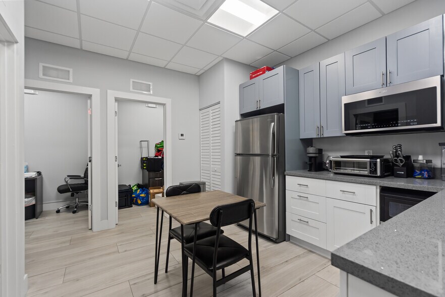 More Photos Of 3655 N Dixie Hwy, Oakland Park General Retail For Lease