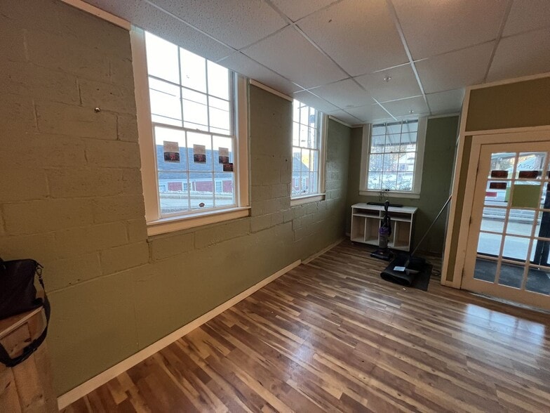 More Photos Of 43 Grove St, Peterborough Freestanding For Sale