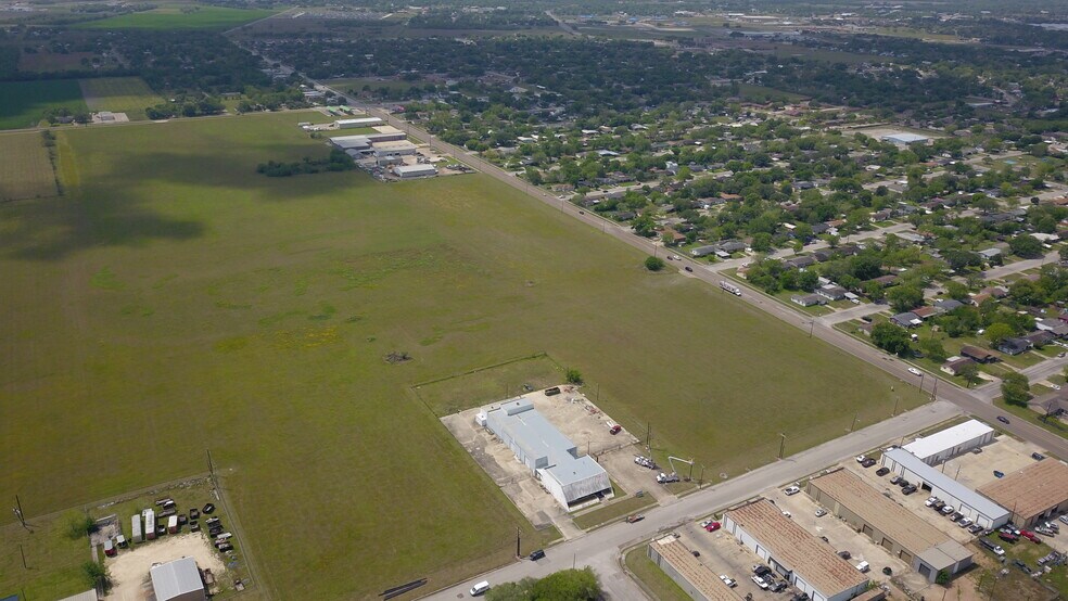 More Photos Of 3701 E Rio Grande St, Victoria Industrial For Sale