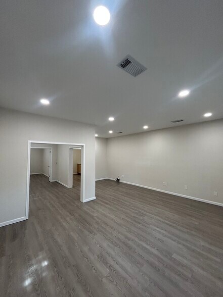 More Photos Of 420 W 19th St, Houston General Retail For Lease