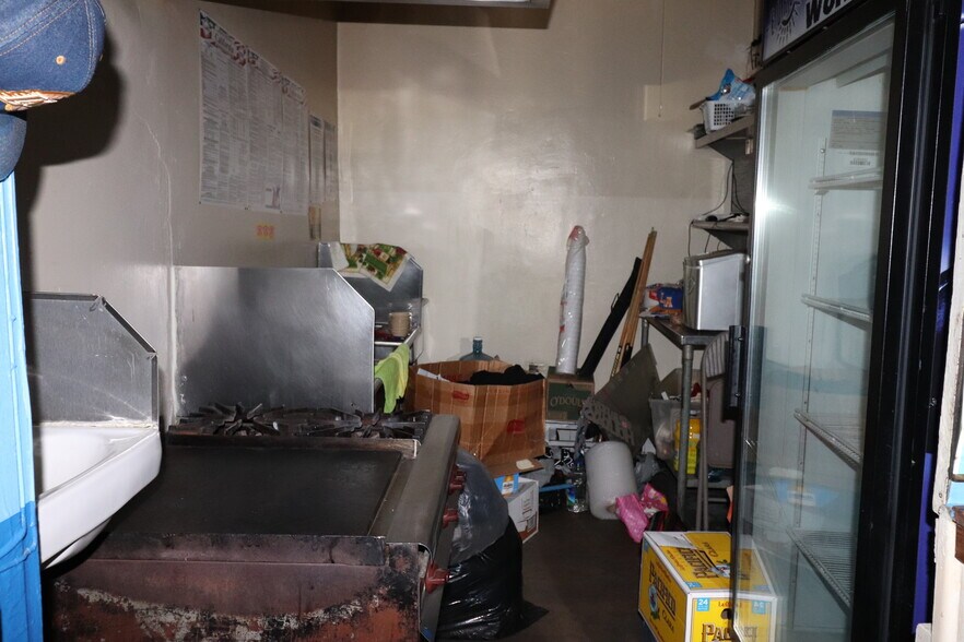 More Photos Of 2116-2132 S San Pedro St, Los Angeles Storefront For Lease