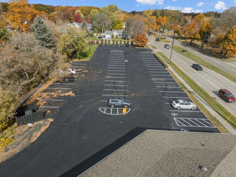 More Photos Of 2009 S Memorial Dr, Appleton Office For Sale