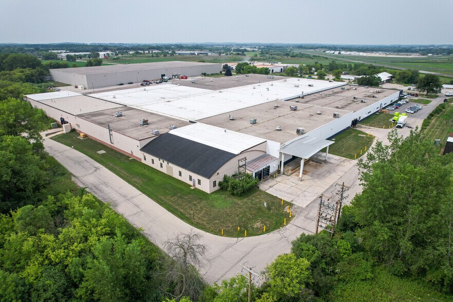 More Photos Of 1007 S 12th St, Watertown Warehouse For Lease