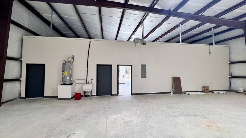 More Photos Of 7822 Fortune Dr, San Antonio Warehouse For Lease