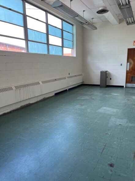 More Photos Of 2164 Tedrow Rd, Toledo Showroom For Lease