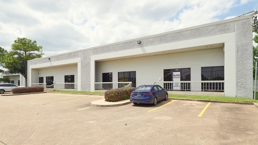 More Photos Of 4444-4464 W 12th St, Houston Unknown For Lease