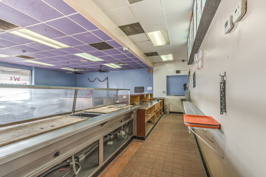 More Photos Of 6125 Natural Bridge Ave, Saint Louis Bar For Lease