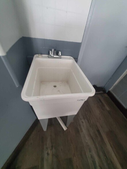 More Photos Of 5847 Swope Pky, Kansas City General Retail For Sale