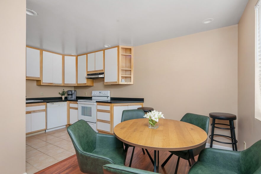 More Photos Of 640-642 W Main St, Lexington Office For Lease