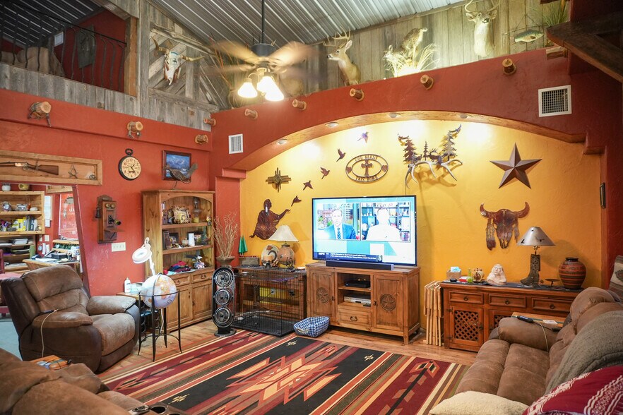 More Photos Of 1122 Douglas Ave, Beaver Hotel For Sale