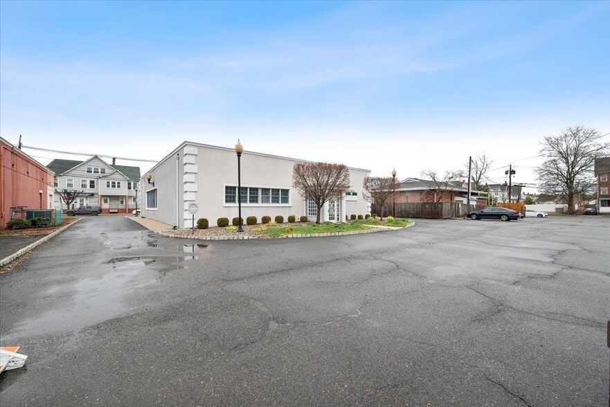 More Photos Of 34 E Somerset St, Raritan Bank For Lease