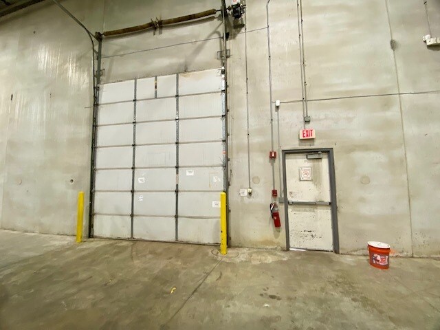More Photos Of 545 Willowbrook Centre Pky, Willowbrook Warehouse For Lease