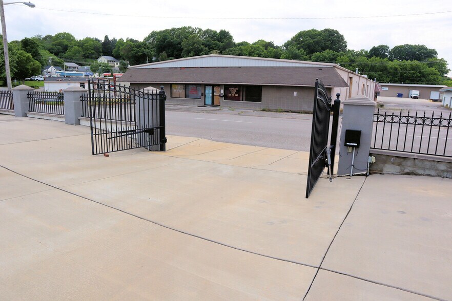 More Photos Of 395 S Ocoee St, Cleveland Showroom For Sale