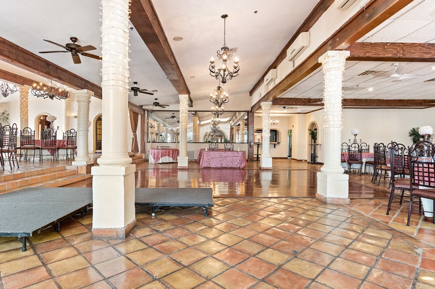 More Photos Of 2121 N Saint Marys St, San Antonio Restaurant For Lease