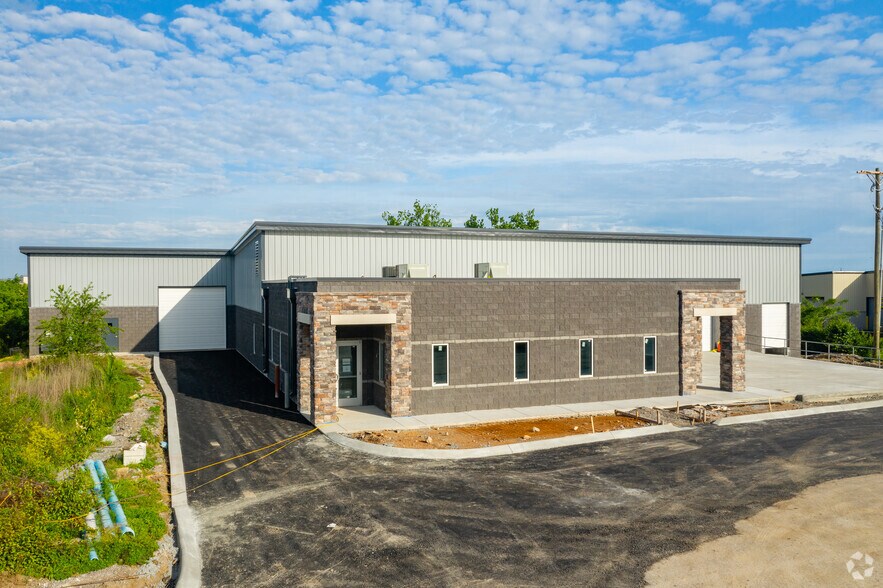 More Photos Of 6136-6138 Cockrill Bend Cir, Nashville Flex For Lease
