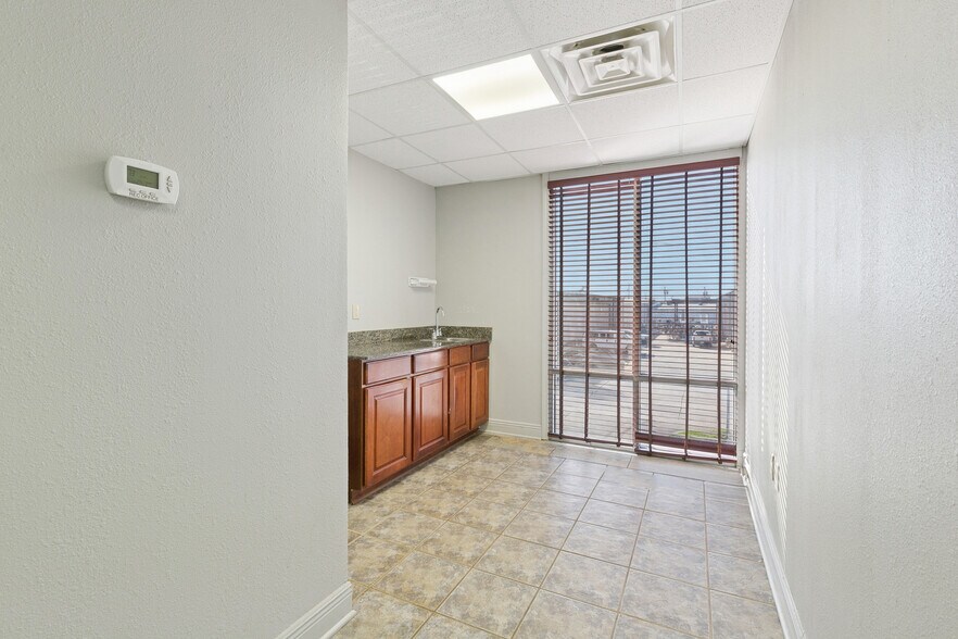 More Photos Of 1841 Enterprise Dr, Harvey Service For Lease