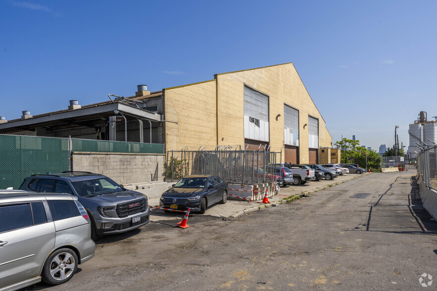 More Photos Of 9 29th St, Brooklyn Distribution For Lease