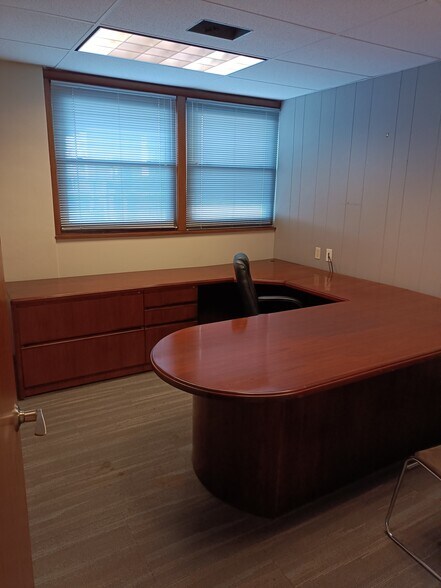 More Photos Of 4921 E State St, Rockford Office For Sale