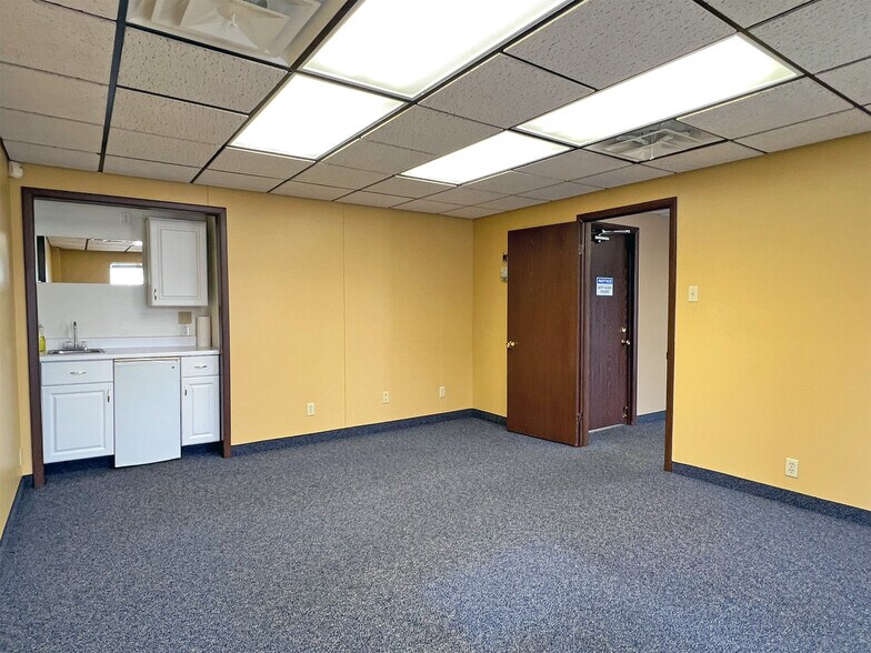 More Photos Of 2002 Evanston Ave, Erie Manufacturing For Lease