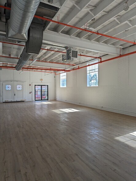More Photos Of 583 Pacific St, Stamford Freestanding For Lease