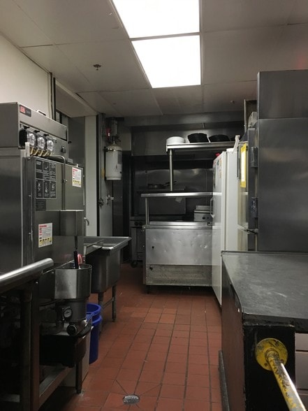 More Photos Of 304-308 N Burdick St, Kalamazoo Bar For Sale