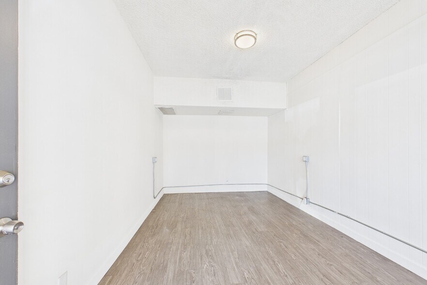 More Photos Of 13615 Victory Blvd, Van Nuys Office For Lease