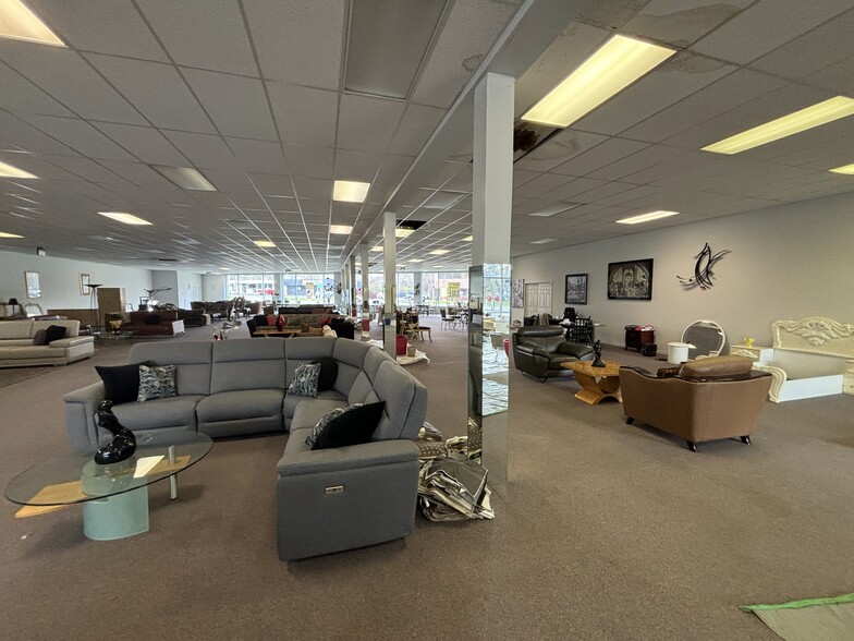More Photos Of 32315 Grand River Ave, Farmington Freestanding For Lease