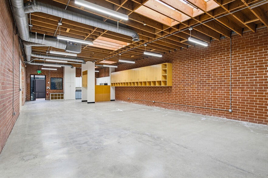 More Photos Of 2558 Overland Ave, Los Angeles Office For Lease