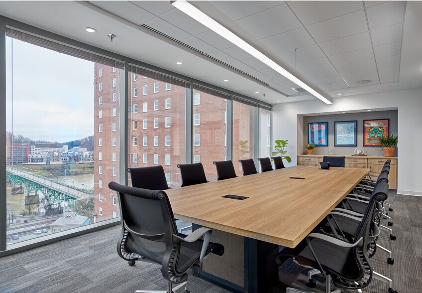 More Photos Of 900 S Gay St, Knoxville Office For Lease