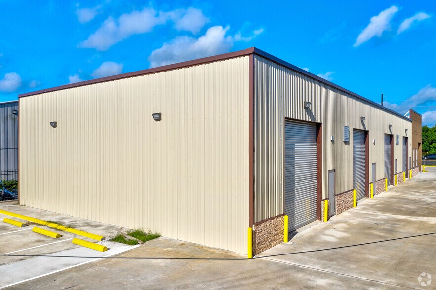More Photos Of 1631 Highway 6 S, Houston Warehouse For Lease