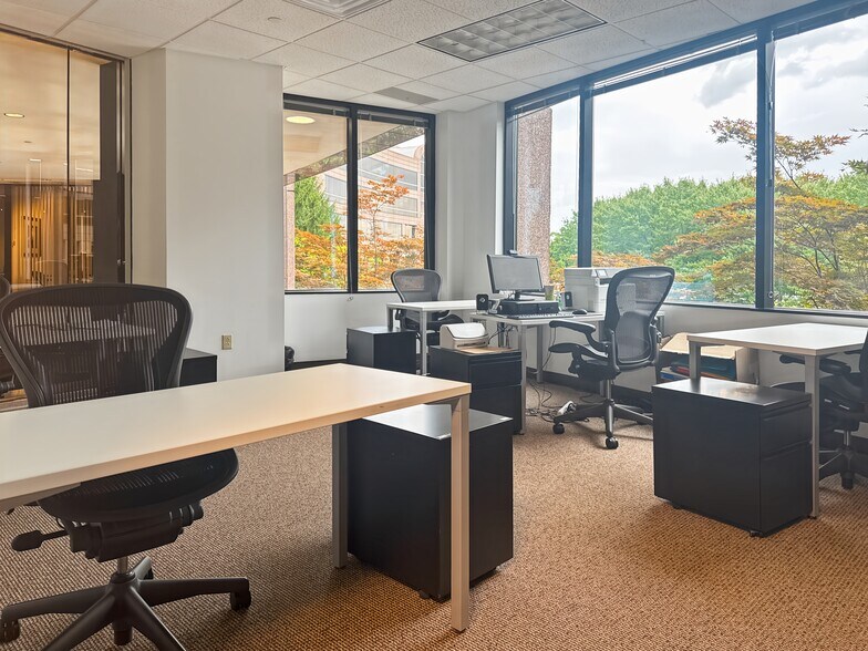 More Photos Of 6100 Oak Tree Blvd, Independence Coworking Space