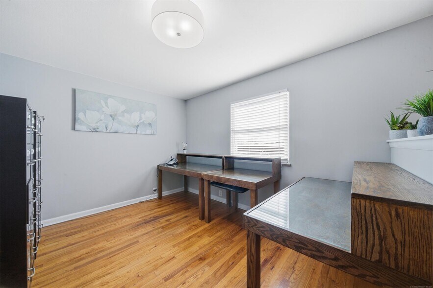 More Photos Of 1718 W Broadway St, Collinsville Office Residential For Sale