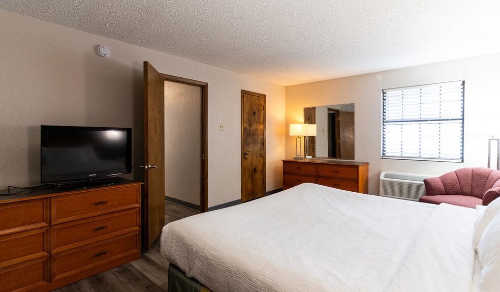 More Photos Of 675 Scott Ave, Farmington Hotel For Sale