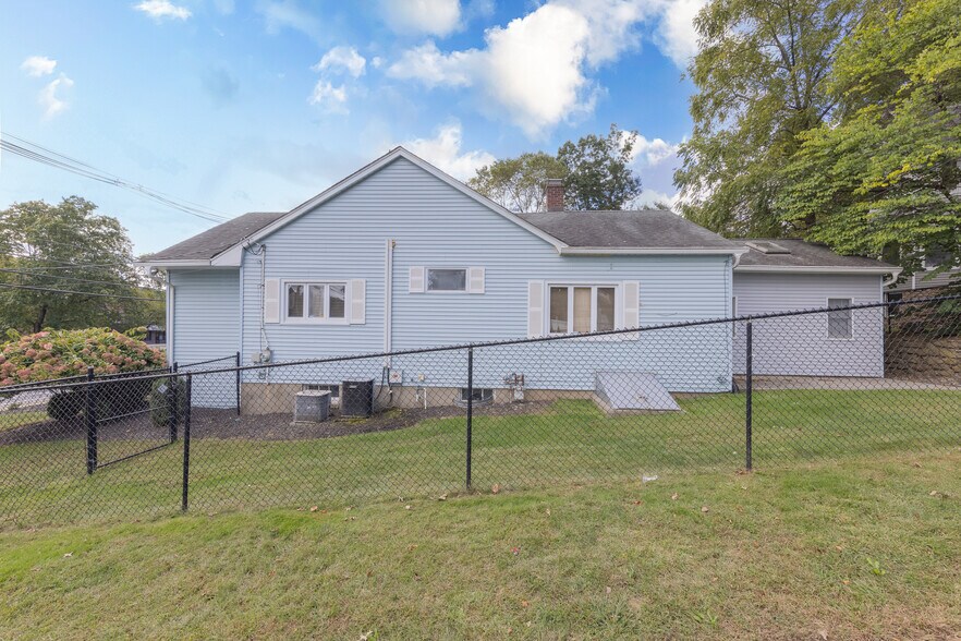 More Photos Of 189 S Pearl St, Pearl River Medical For Sale