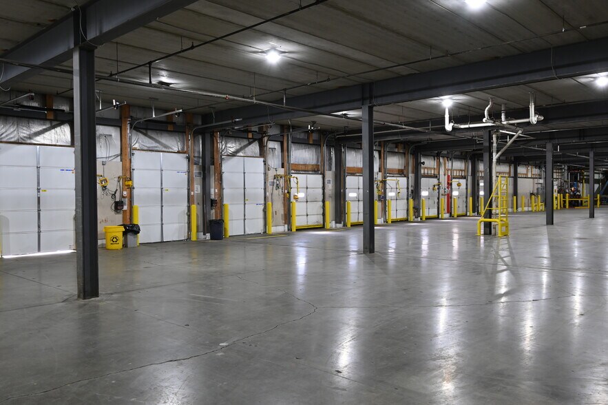 More Photos Of 225 N Daniels Way, Bloomington Refrigeration Cold Storage For Lease