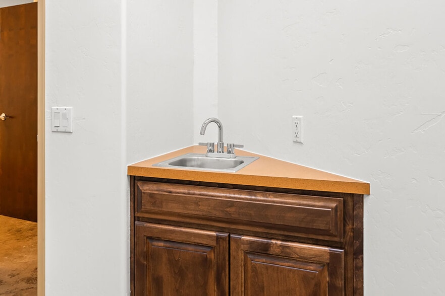 More Photos Of 7336 E Deer Valley Rd, Scottsdale Office For Sale