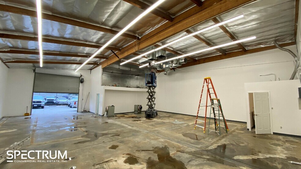 More Photos Of 14538-14540 Keswick St, Van Nuys Service For Lease