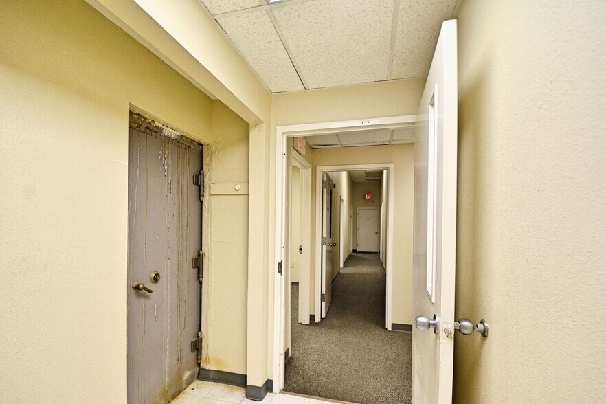 More Photos Of 109-111 N River St, Seguin Office For Sale