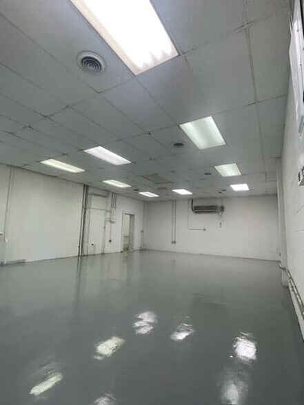 More Photos Of 62 Middlesex Tpke, Burlington Freestanding For Sale