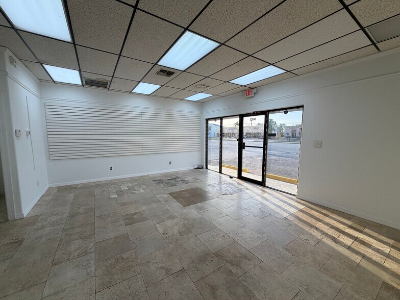 More Photos Of 1412-1414 Viscaya Pky, Cape Coral Warehouse For Lease