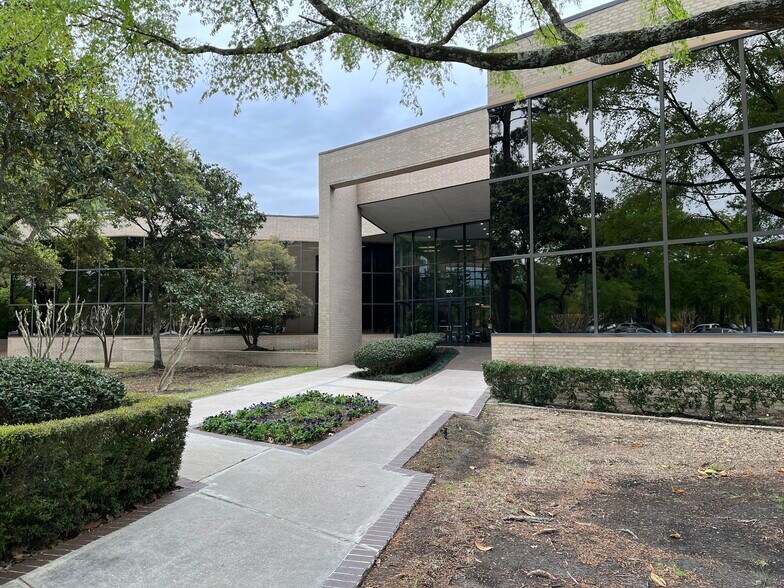 More Photos Of 600 Rockmead Dr, Kingwood Unknown For Lease