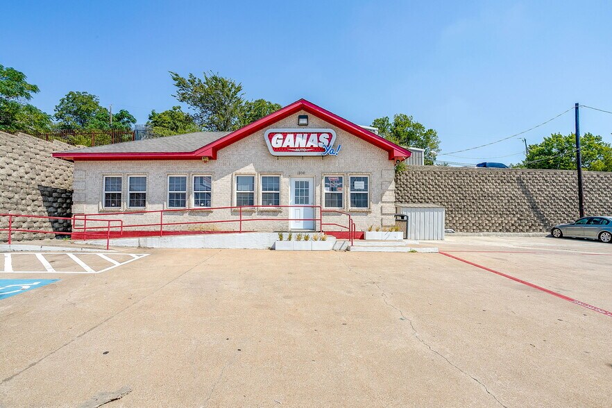 More Photos Of 1300 Jacksboro Hwy, Fort Worth Auto Dealership For Sale