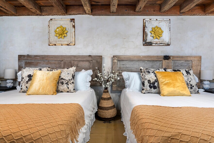 More Photos Of 104 E Austin St, Fredericksburg Storefront Retail Residential For Sale