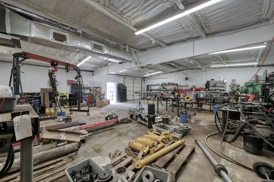 More Photos Of 508 Bryant Rd, Conroe Manufacturing For Sale