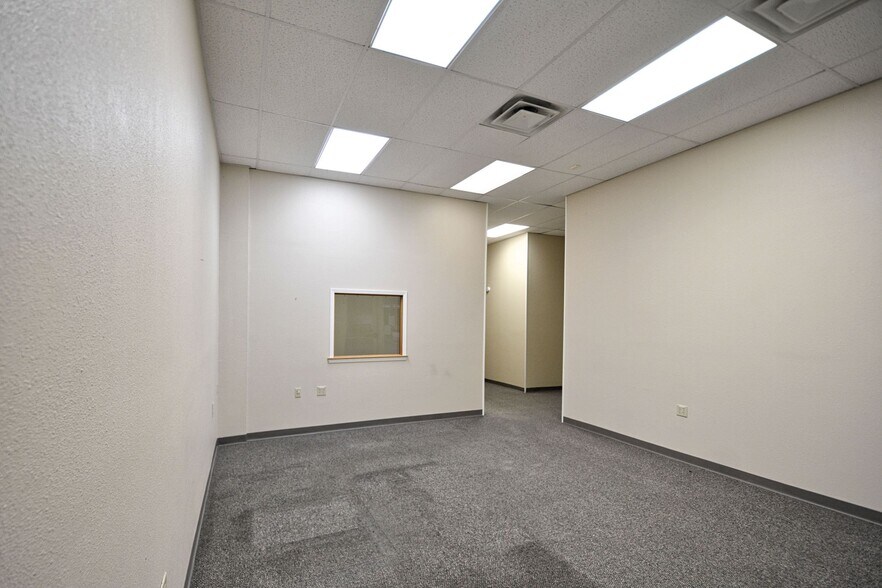 More Photos Of 109-111 N River St, Seguin Office For Sale