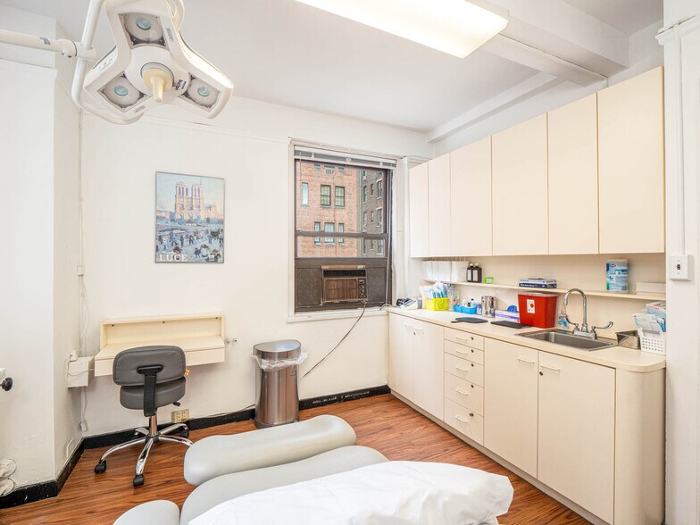 More Photos Of 115 E 61st St, New York Medical For Sale