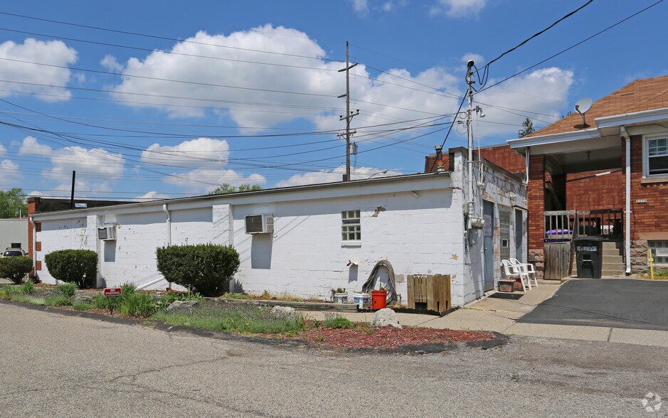 More Photos Of 8000-8004 Blue Ash Rd, Cincinnati Storefront For Sale