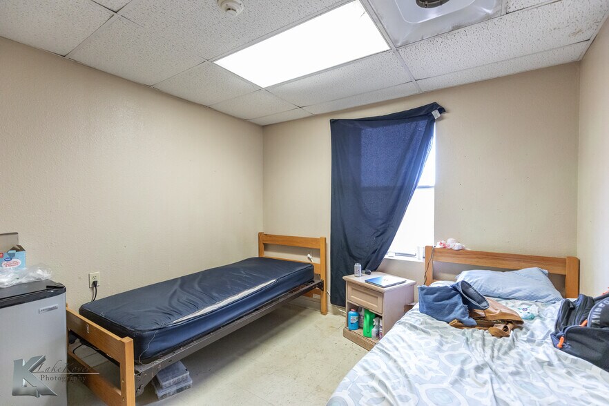 More Photos Of 1109 Oak St, Abilene Shelter For Sale